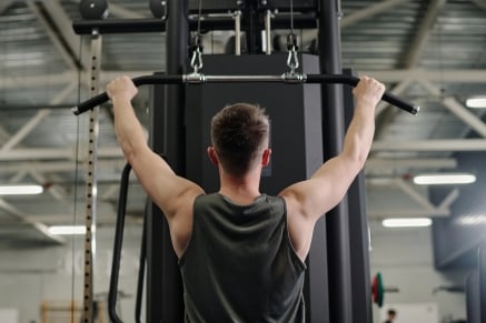 Sportler beim Latzug für ein effektives Rückentraining