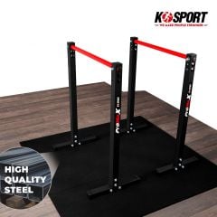 K-Sport Dip-Bar auf Holzfußboden und Bodenmatten mit Qualitätsstahl-Hinweis