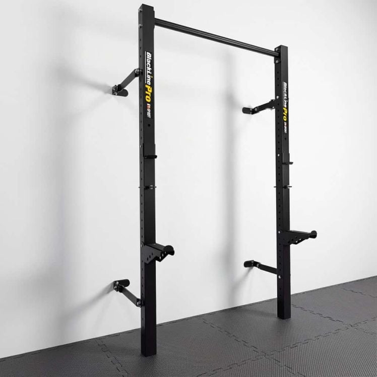 Klappbares Half Rack zur Wandmontage mit Pull-up-Stange in aufgebauter Position