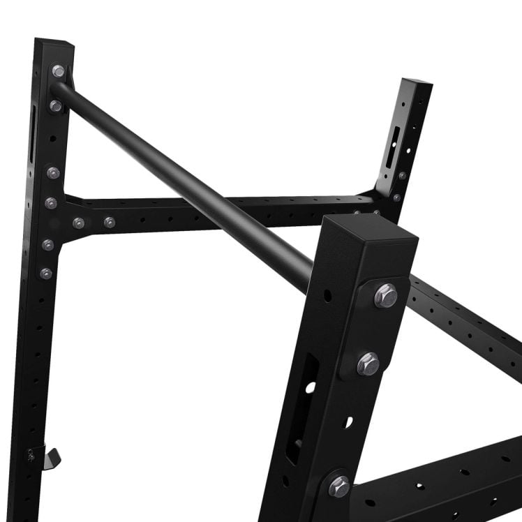 Detailansicht der schrägen Rahmenverstrebung eines Power Racks mit mehrfach verschraubter Stahlkonstruktion