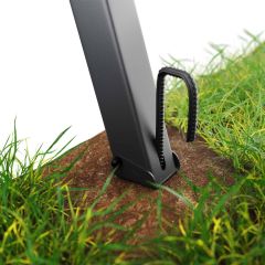 Detail Bodenanker für sichere Befestigung des Metall Schaukelgestells im Gartenboden