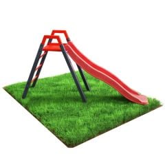 Rote Kinderrutsche für den Garten mit Leiter und Stahlgestell in Seitenansicht