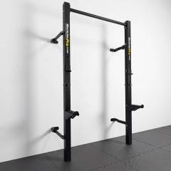 Klappbares Half Rack zur Wandmontage mit Pull-up-Stange in aufgebauter Position