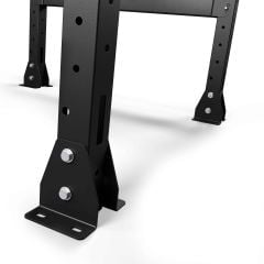 Stabiler Fuß eines Power Racks zur sicheren Bodenmontage mit verschraubter Stahlbasis