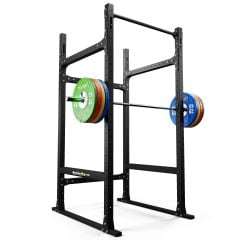 Freistehendes Power Rack mit Langhantel und farbigen Bumper Plates für Kniebeugen und Langhanteltraining