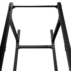 Frontansicht des Power Racks mit durchgehender Klimmzugstange und verstärkten oberen Querstreben