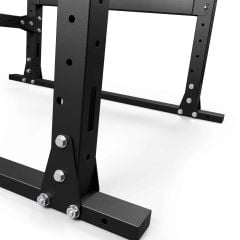 Stabile Fußkonstruktion eines freistehenden Power Racks mit verschraubten Stahlprofilen für sicheren Stand
