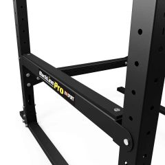 Untere Querstrebe eines Power Racks mit Blackline Pro Branding und verstärkter Stahlverbindung