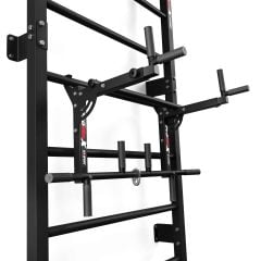 Seitliche Ansicht der montierten Dip-Vorrichtung an der Sprossenwand mit Klimmzugstange/Dip Station