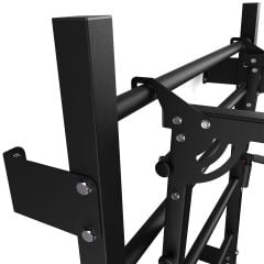 Robuste Einhängevorrichtung und Rahmenkonstruktion der Sprossenwand mit Klimmzugstange/Dip Station im Detail