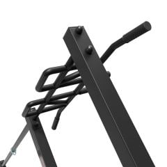 Nahaufnahme der Klimmzuggriffe und Querstreben des Outdoor-Fitnessgeräts, ergonomische Griffe und massive Verschraubung