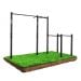 Outdoor-Fitnessstation mit Klimmzugstange, Monkey Bar und Barren auf freistehendem Erd- und Grasfundament, Produktdarstellung auf weißem Hintergrund