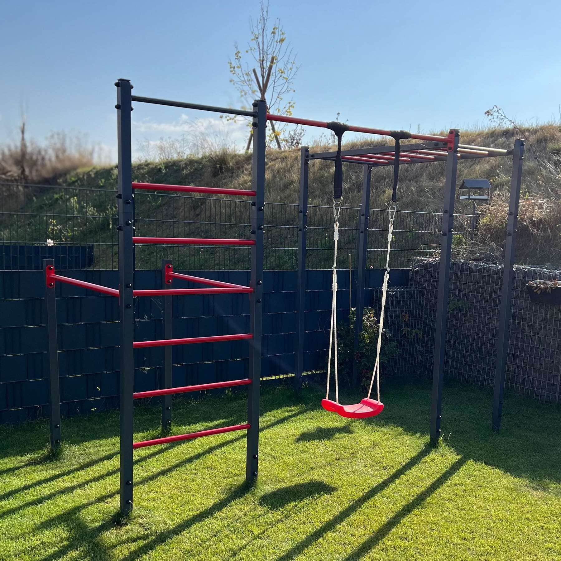 Outdoor Calisthenics Gerät mit Sprossenwand und Hangelleiter