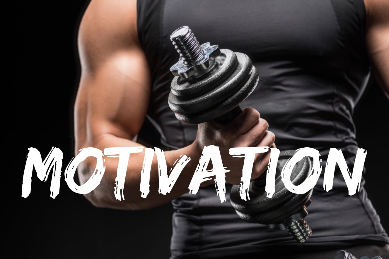 Motivierter Sportler trainiert mit Kurzhantel im Home Gym für mentale Stärke und Fitness