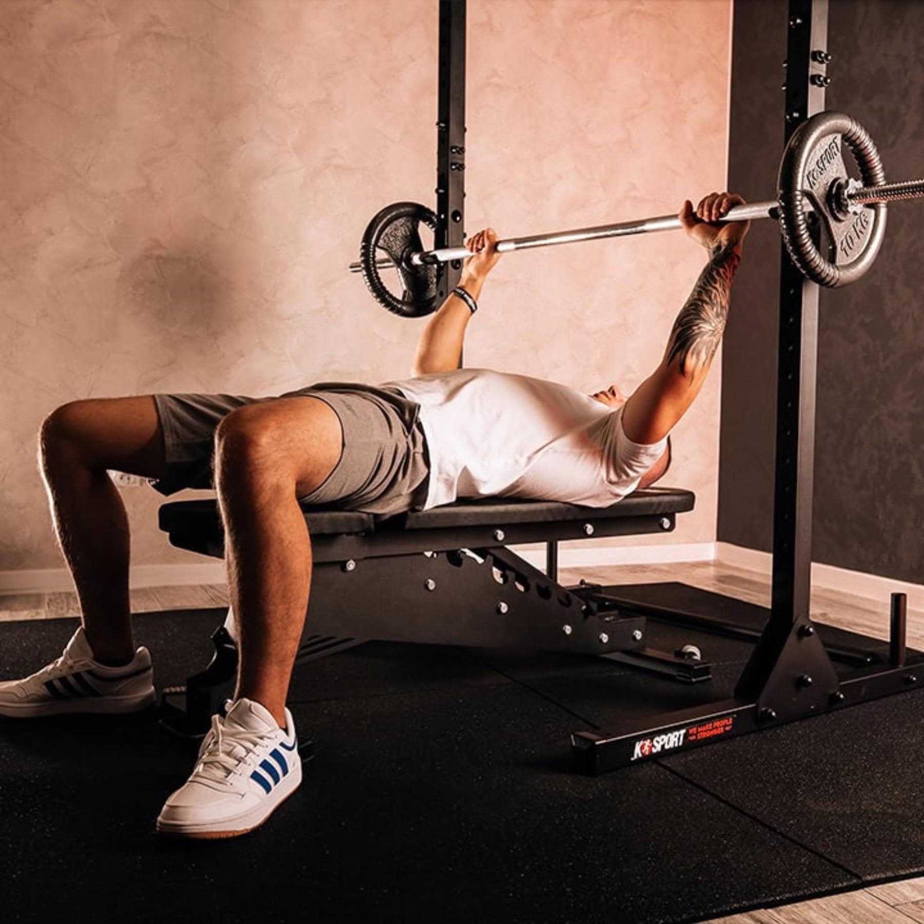 Entrenamiento en banco plano con barra – ejercicio efectivo para pecho y brazos con banco K-Sport