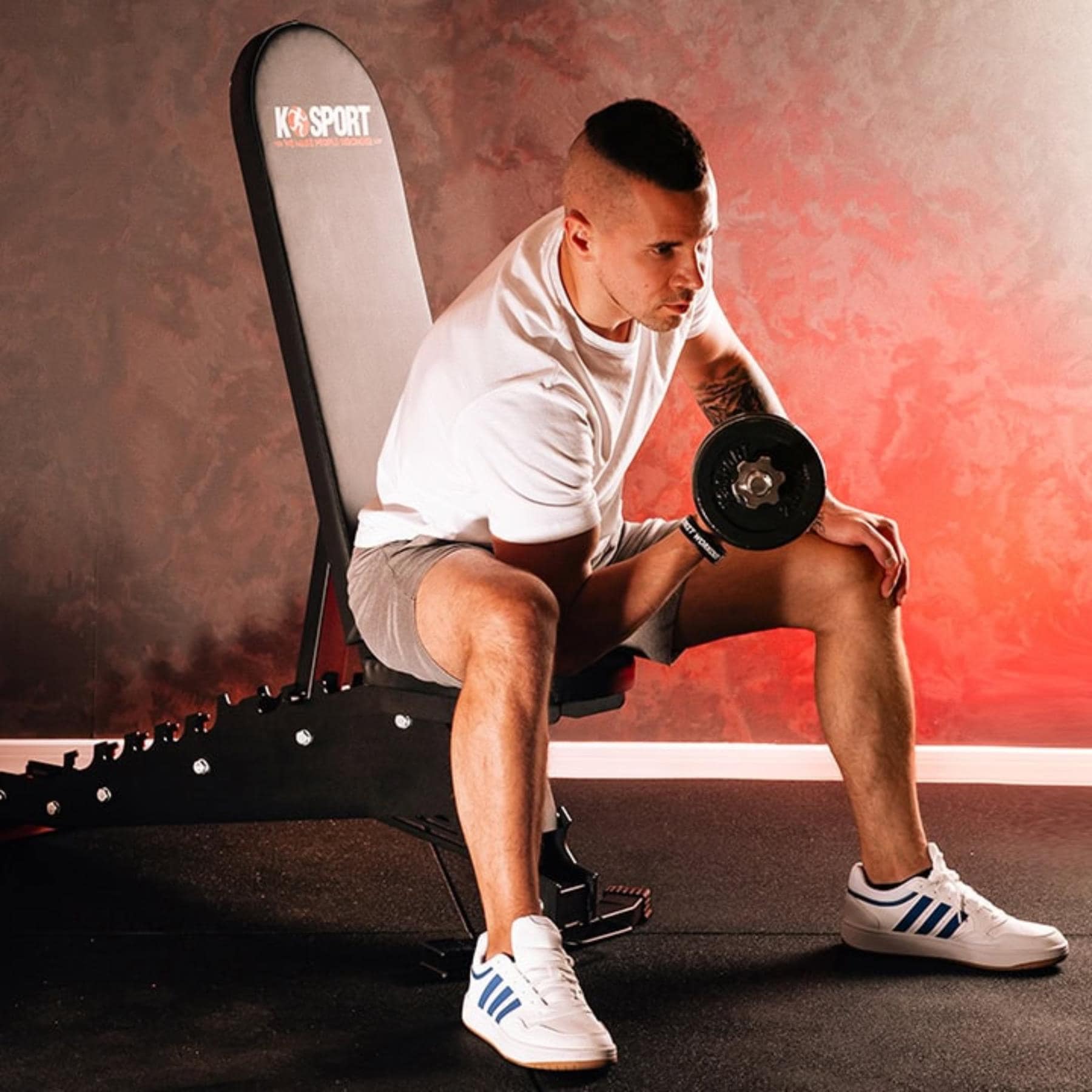 Curl de bíceps en el banco ajustable K-Sport – entrenamiento focalizado para el desarrollo muscular