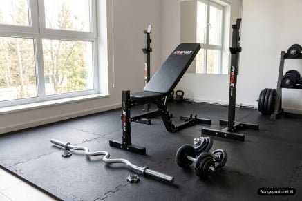 Homegym met verstelbare halterbank, squat rack, halterstang en gewichtsschijven
