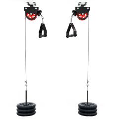Deux poulies pivotantes de plafond avec poignées individuelles et disques de musculation chargés