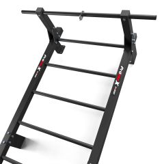 Dettaglio della barra per trazioni su spalliera fitness in metallo stabile per allenamento di forza
