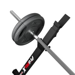 Vue rapprochée du support d'haltères longs avec disque de poids de 20 kg