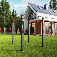 Auf Gras aufgestellte Parallelbarren vor einem Haus