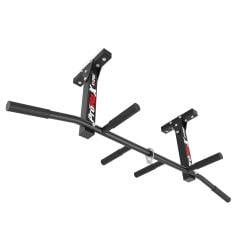 Schuin aanzicht van een plafond pull-up stang met ergonomische grepen en bokszakring