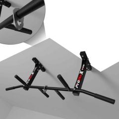 Gemonteerde plafond pull-up stang in trainingsruimte met extra ophanging voor bokszak
