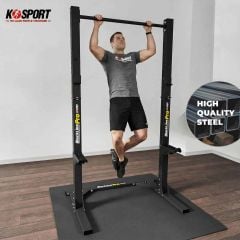 Un sportif effectue des tractions sur le rack à squat Blackline Pro en acier haut de gamme dans la salle d'entraînement