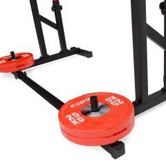 Supporto integrato per dischi di peso sul rack per squat con dischi rossi da 25 chilogrammi inseriti