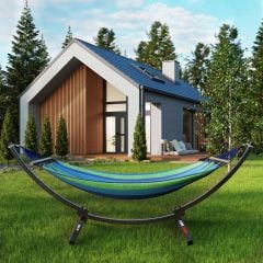 Hamac d’extérieur avec support dans un jardin devant une maison moderne, idéal pour se détendre