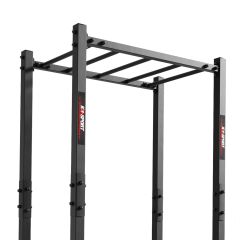 Vista detallada de la parte superior de una estructura de monkey bars para exterior con barras horizontales y estructura de acero atornillada