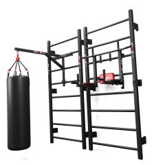 Espalier modulaire avec accessoires comme sac de boxe, barres parallèles et station d’entraînement