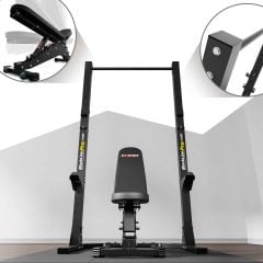 Vooraanzicht van een squat rack met verstelbare trainingsbank en optrekstang in een homegym