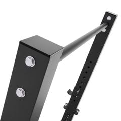 Detail van de robuuste stalen optrekstang aan het squat rack