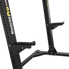 Verstelbare haltersteunen aan het squat rack voor veilig neerleggen van de halter