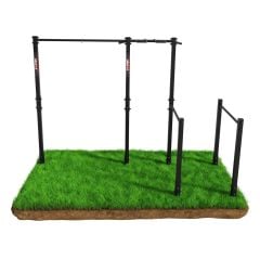 Aparato de entrenamiento para jardín con barra de dominadas y paralelas, vista frontal sobre césped artificial, estructura autoportante