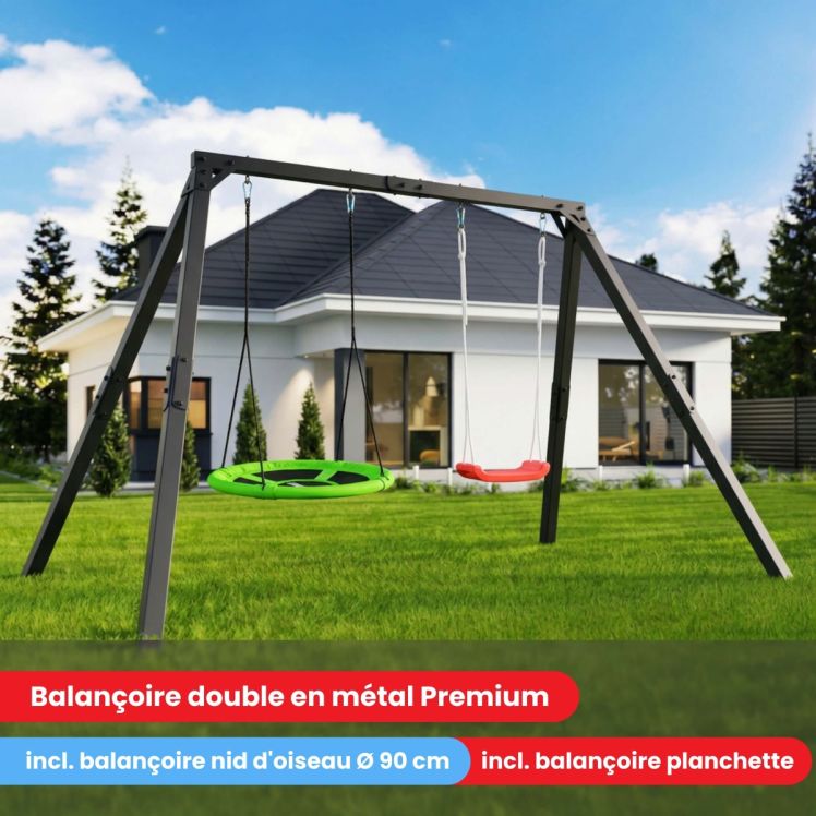 Balançoire double en métal dans le jardin devant la maison avec balançoire nid et siège classique