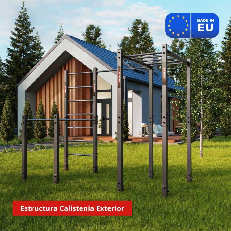 Equipo de calistenia exterior en jardín junto a una casa moderna, con barra de dominadas y monkey bars, Made in EU