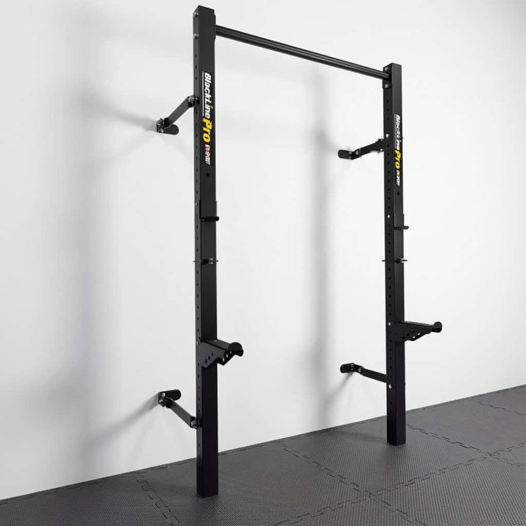 Half rack pliable mural avec barre de traction en position ouverte