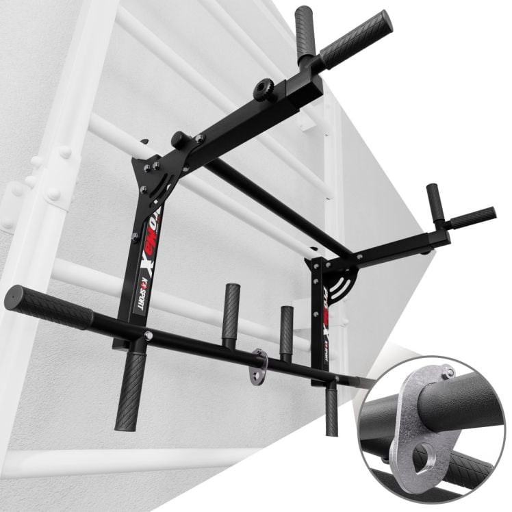 Station de traction et dips 2-en-1 pour espalier avec vue détaillée du support de sac de boxe sur la barre de traction