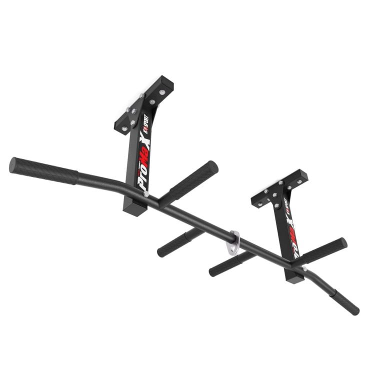 Schuin aanzicht van een plafond pull-up stang met ergonomische grepen en bokszakring