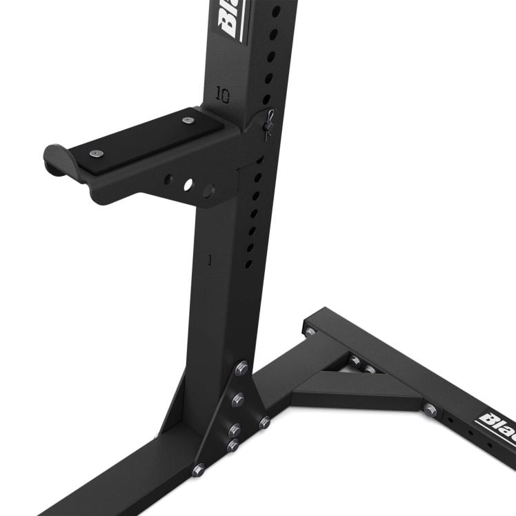 Crochets en J réglables sur le rack Blackline Pro pour un maintien sécurisé de la barre