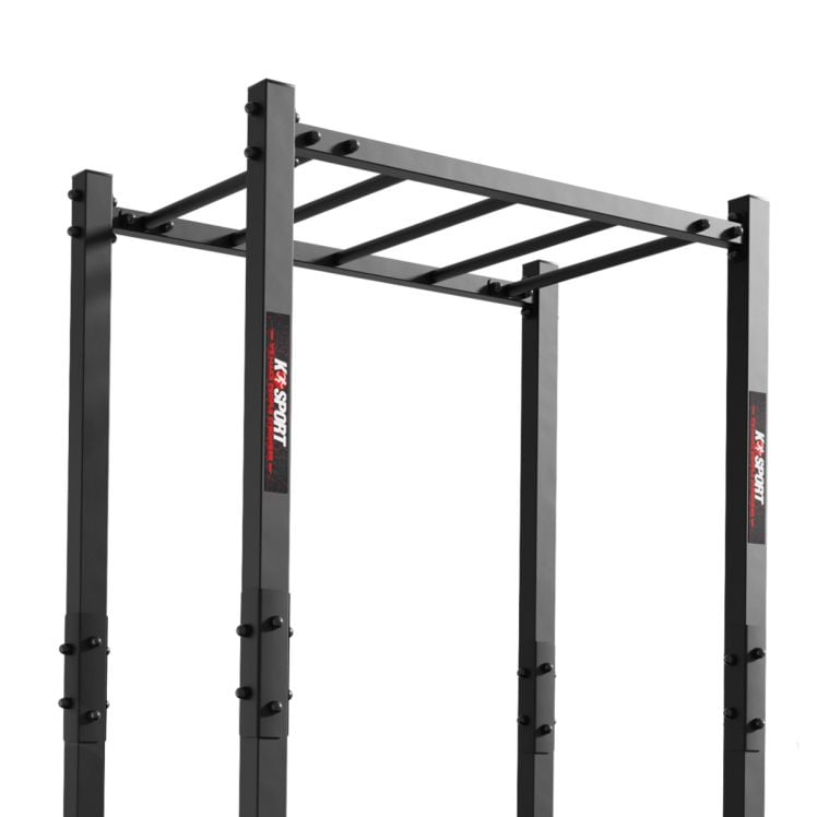 Vista detallada de la parte superior de una estructura de monkey bars para exterior con barras horizontales y estructura de acero atornillada