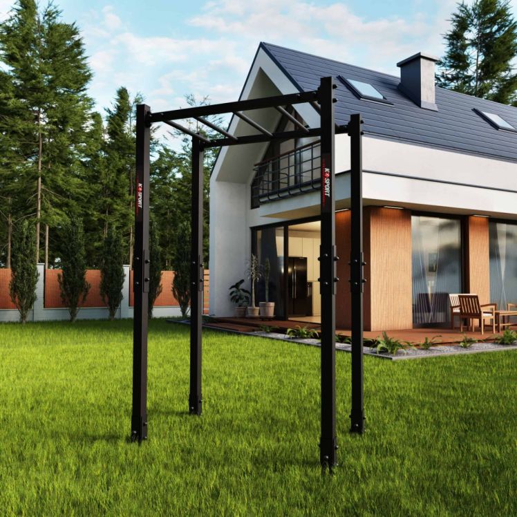 Estructura de monkey bars para exterior en uso en el jardín de una casa moderna, independiente sobre césped vista desde un lateral