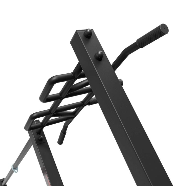 Primer plano de las empuñaduras de dominadas y travesaños del equipo fitness exterior, agarres ergonómicos y fijación sólida