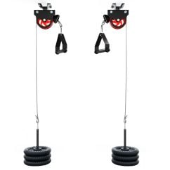 Deux poulies pivotantes de plafond avec poignées individuelles et disques de musculation chargés
