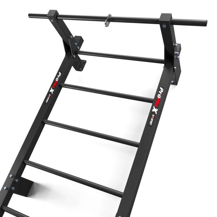 Detail van de optrekstang op een stabiel metalen fitnesswandrek voor krachttraining