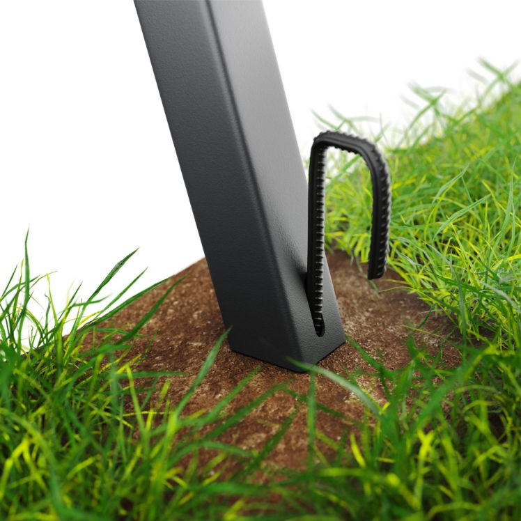 Schwarzer Bodenanker sichert eine Metallstütze im Gras, um Stabilität im Erdreich zu gewährleisten