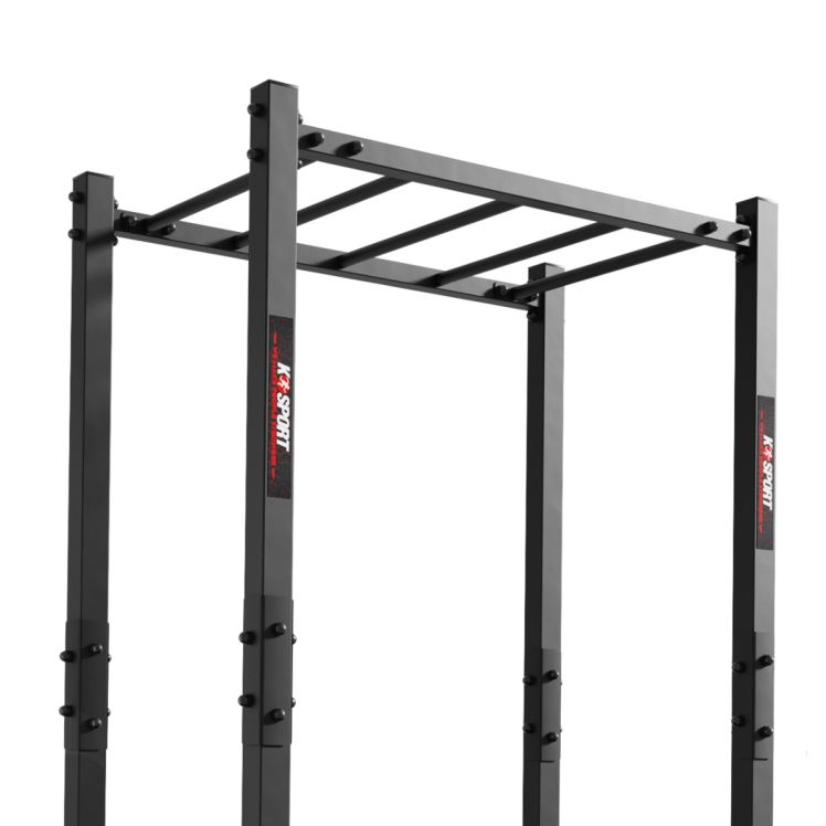 Vista detallada de la parte superior de una estructura de monkey bars para exterior con barras horizontales y estructura de acero atornillada