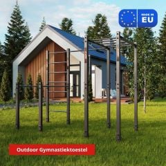 Outdoor calisthenics toestel in de tuin naast een moderne woning, met optrekstang en monkey bars, Made in EU
